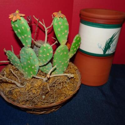 LOT 392. HOME DECOR