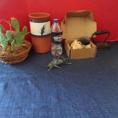 LOT 392. HOME DECOR