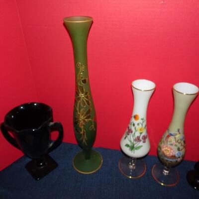 LOT 393. VASES AND HOME DECOR