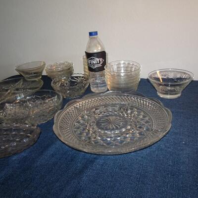 LOT 387. COLLECTION OF GLASS ITEMS