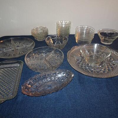 LOT 387. COLLECTION OF GLASS ITEMS