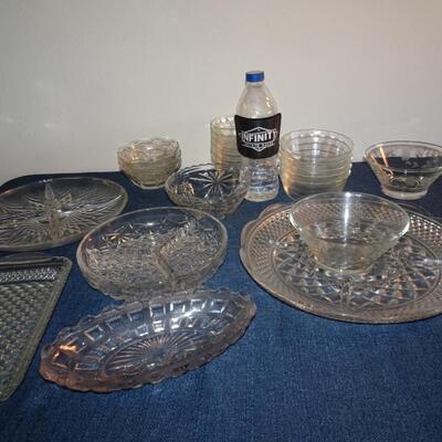 LOT 387. COLLECTION OF GLASS ITEMS