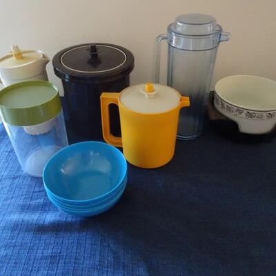 LOT 399. PLASTIC KITCHEN ITEMS