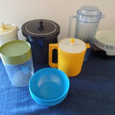 LOT 399. PLASTIC KITCHEN ITEMS