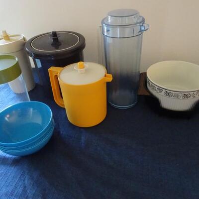 LOT 399. PLASTIC KITCHEN ITEMS