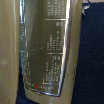 LOT 402. VINTAGE MIXER, CHOPPER, CROCK POT