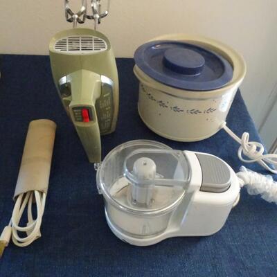 LOT 402. VINTAGE MIXER, CHOPPER, CROCK POT
