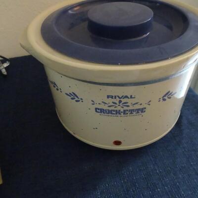 LOT 402. VINTAGE MIXER, CHOPPER, CROCK POT