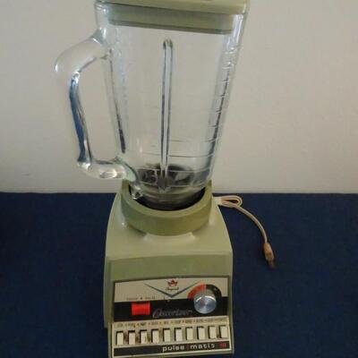 LOT 401. VINTAGE OSTERIZER BLENDER