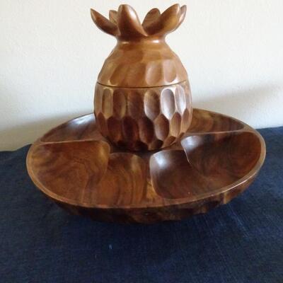 LOT 418. WOOD PINEAPPLE SERVING TRAY