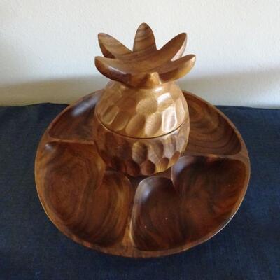 LOT 418. WOOD PINEAPPLE SERVING TRAY