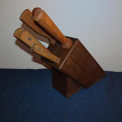 LOT 419. KNIVE SET WITH KNIFE BLOCK (OLD HOMESTEAD KNIVES)