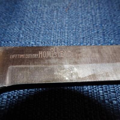 LOT 419. KNIVE SET WITH KNIFE BLOCK (OLD HOMESTEAD KNIVES)