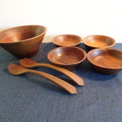 LOT 420. BURL WALNUT SALAD BOWL SET