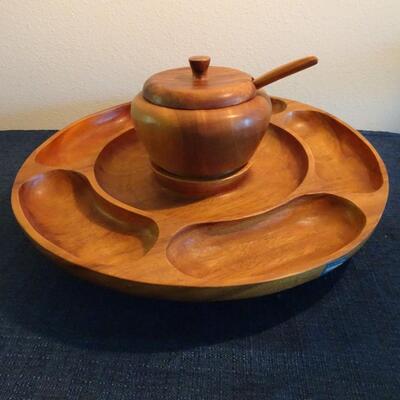LOT 421. VINTAGE MONKEY POD SERVER