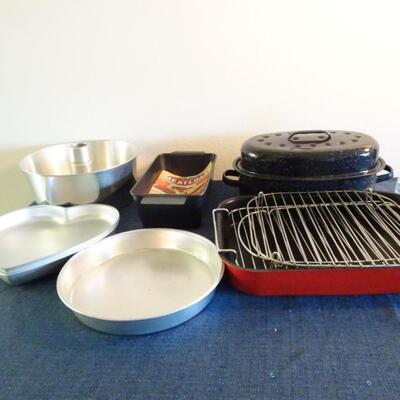 LOT 425. COLLECTION OF BAKEWARE