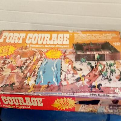 LOT 200  FORT COURAGE PLAYSET