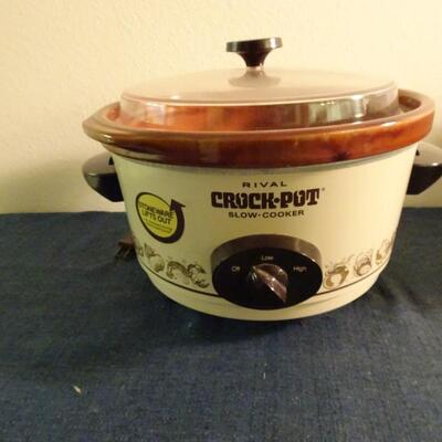 LOT 429. CROCK POT