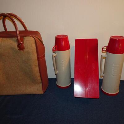 LOT 432. VINTAGE THERMOS SET