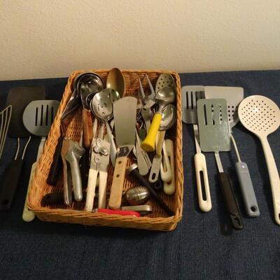 LOT 439. KITCHEN TOOLS