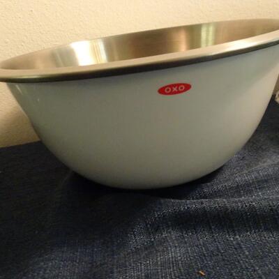 LOT 441. MIXING BOWLS