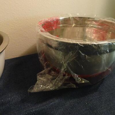 LOT 441. MIXING BOWLS