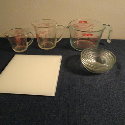 LOT 444. MEASURING CUPS AND MIXING BOWLS