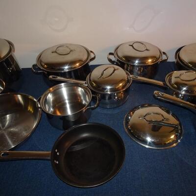 LOT 442. COOKWARE SET