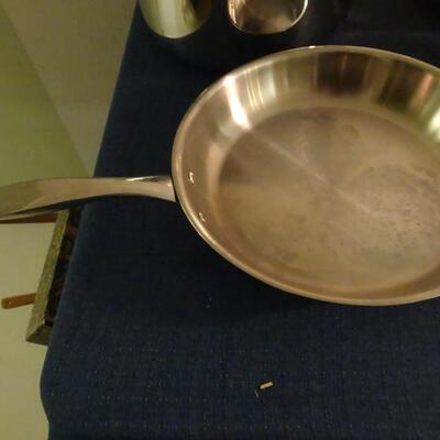LOT 442. COOKWARE SET