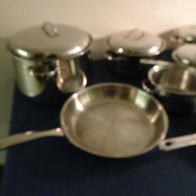 LOT 442. COOKWARE SET