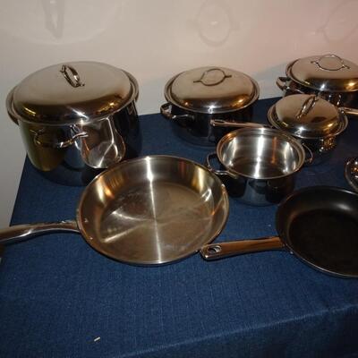 LOT 442. COOKWARE SET