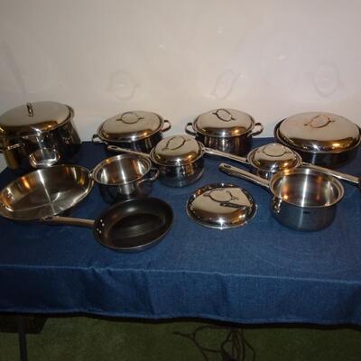 LOT 442. COOKWARE SET