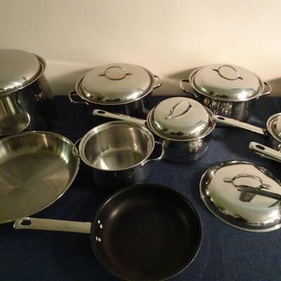 LOT 442. COOKWARE SET