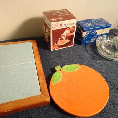 LOT 443. KITCHEN ITEMS