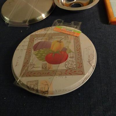 LOT 443. KITCHEN ITEMS