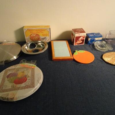 LOT 443. KITCHEN ITEMS