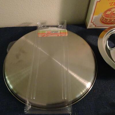 LOT 443. KITCHEN ITEMS