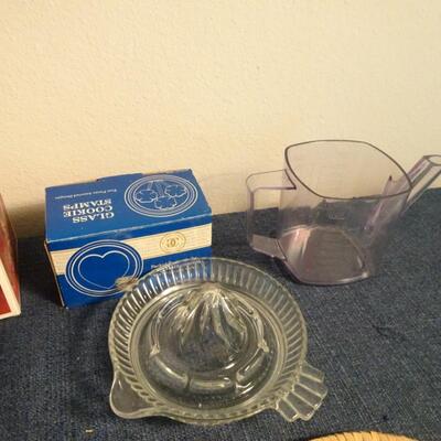 LOT 443. KITCHEN ITEMS