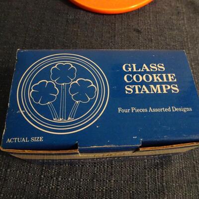 LOT 443. KITCHEN ITEMS