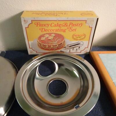 LOT 443. KITCHEN ITEMS