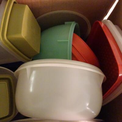 LOT 445. BOX OF PLASTIC WARE