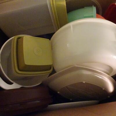 LOT 445. BOX OF PLASTIC WARE