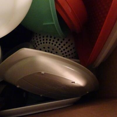 LOT 445. BOX OF PLASTIC WARE