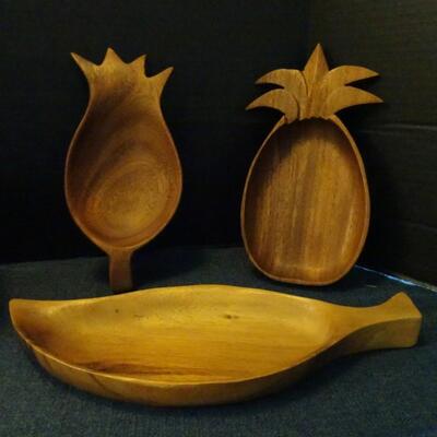LOT 447. HOME DECOR AND WOOD BOWLS