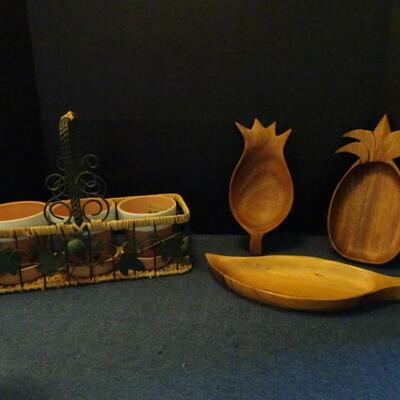 LOT 447. HOME DECOR AND WOOD BOWLS