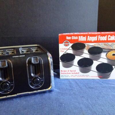 LOT 462. TOASTER AND BAKEWARE