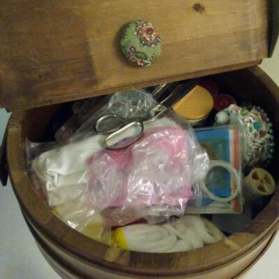 LOT 464. VINTAGE SEWING BARREL ON THREE LEGS