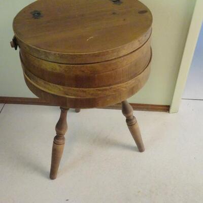 LOT 464. VINTAGE SEWING BARREL ON THREE LEGS