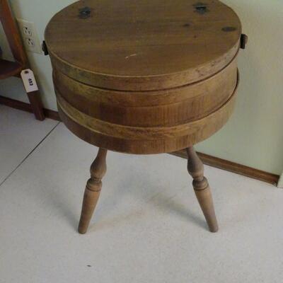 LOT 464. VINTAGE SEWING BARREL ON THREE LEGS