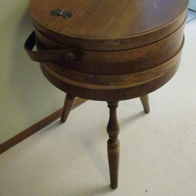 LOT 464. VINTAGE SEWING BARREL ON THREE LEGS